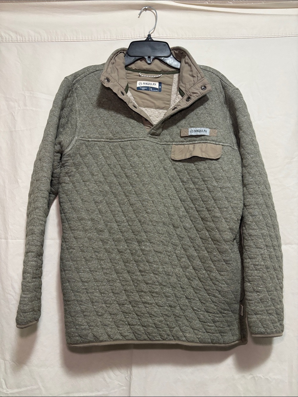 Magellan Outdoors Quilted Olive Green Pullover with Tan Trim Mens/Adult Small